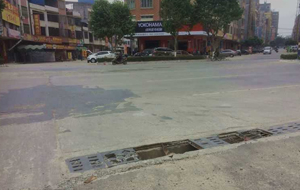 信宜迎宾路地税局路口现两窟窿 呼吁有关部门尽早抢修 信宜迎宾路地税局路口现两窟窿 呼吁有关部门尽早抢修