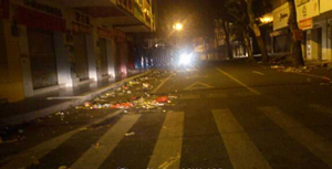 春节结束淘金湾公园附近垃圾遍地 春节结束淘金湾公园附近垃圾遍地